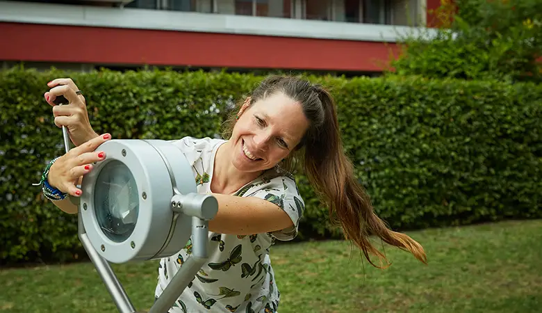 Frau an einem Spielgerät für Kinder im Garten 